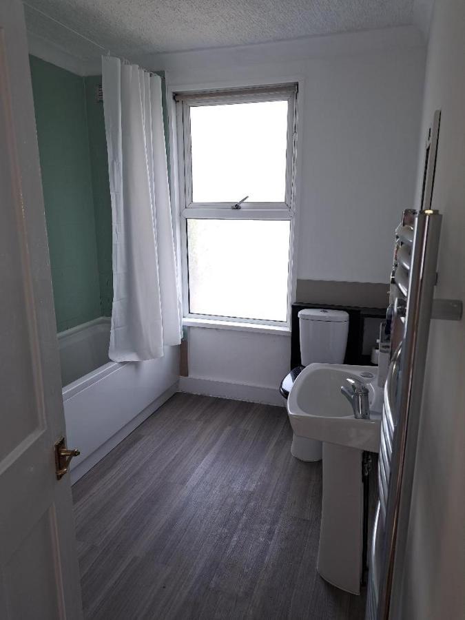 Single Bedroom Near London Seven Kings Train Station Ilford Exterior foto